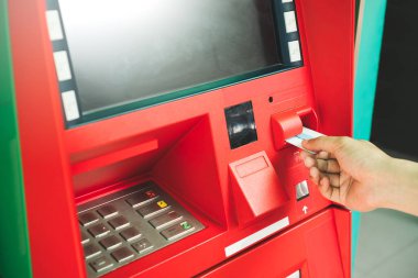 Erkek el kredi kartı ATM Para çekmek için boş beyaz ekran ile ekleme. Bankacılık ve finans kavramı