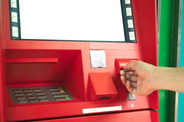 Erkek el kredi kartı ATM Para çekmek için boş beyaz ekran ile ekleme. Bankacılık ve finans kavramı