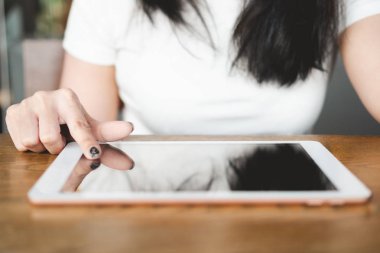 Ofis ahşap masa boş dijital tablet görüntü ekranda dokunmadan el. Internet kavramı üzerinde tarama bilgilerini arama 