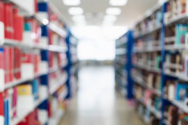 Okul veya üniversite kütüphanesinde içinde bookshelf bulanık görüntü. Bulanık görüntü kitaplar kitapçı rafta. Öğrenme ve eğitim arka plan kavramı. 