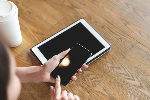 Mulher Usando Smartphone Com Tela Branco Enquanto Sentado Mesa Madeira — Fotografia de Stock