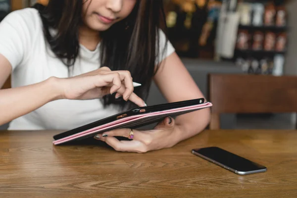 Mão Feminina Tocando Tela Exibição Tablet Digital Branco Mesa Madeira — Fotografia de Stock