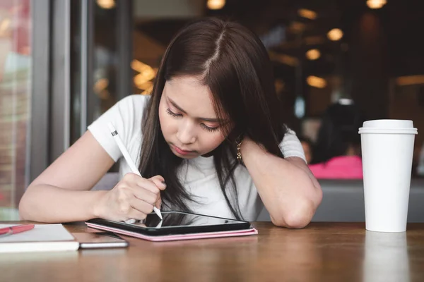 Молода Азіатська Фрілансерка Тримає Дотик Ручки Руці Працює Цифровим Планшетом — стокове фото
