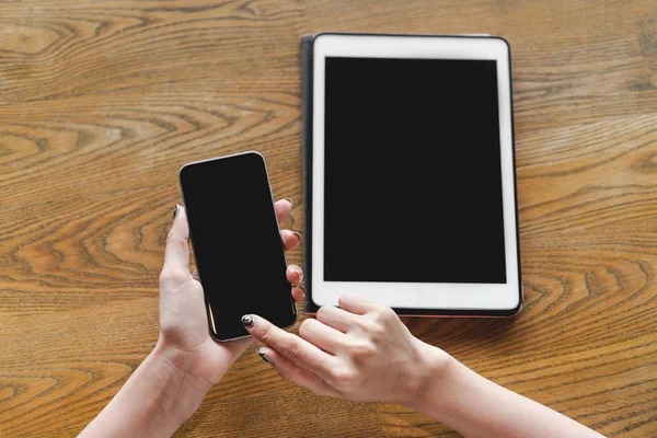 Mulher Usando Smartphone Enquanto Senta Mesa Madeira Com Tablet Digital — Fotografia de Stock