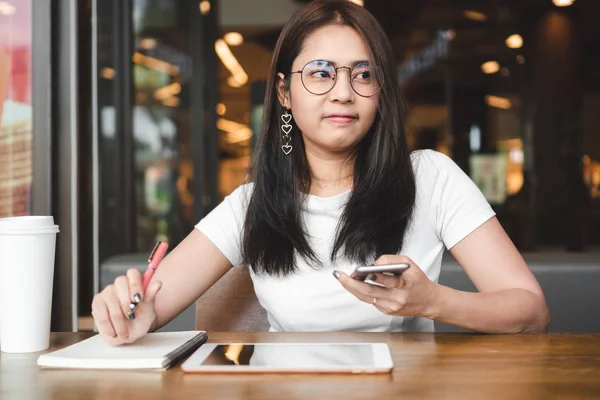 Porträt Einer Asiatischen Geschäftsfrau Mit Brille Die Mit Smartphone Arbeitet — Stockfoto