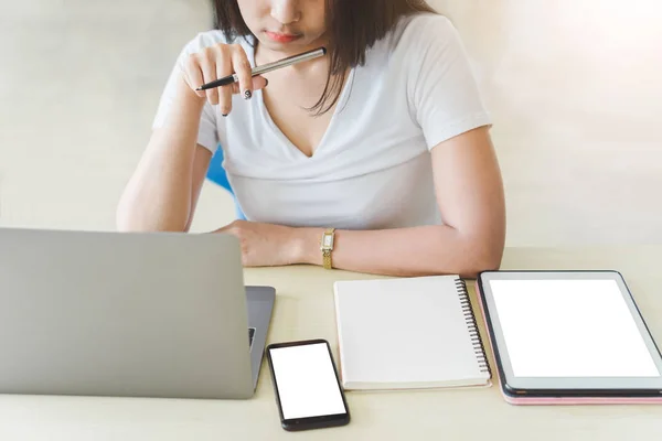 Geschäftsfrau Lässiger Kleidung Arbeitet Laptop Während Sie Holztisch Mit Digitalem — Stockfoto