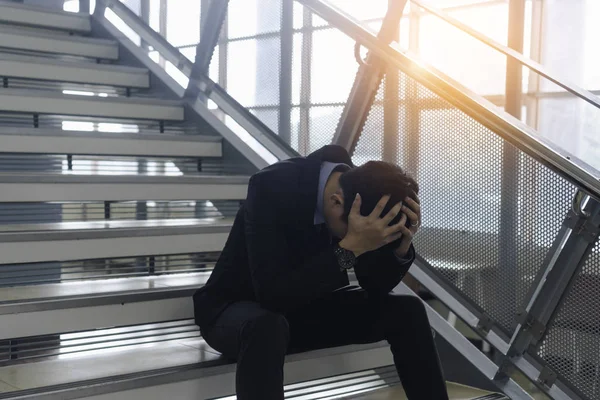 Молодой Азиатский Бизнесмен Подчеркнул Работой Жизненными Проблемами Сидя Лестнице Держа — стоковое фото