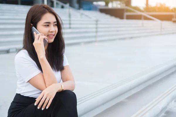 Schöne Junge Asiatische Geschäftsfrau Lässig Jemanden Telefon Anrufen Und Wegschauen — Stockfoto