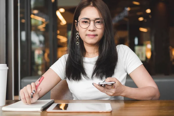 Porträt Einer Asiatischen Geschäftsfrau Mit Brille Die Mit Smartphone Arbeitet — Stockfoto