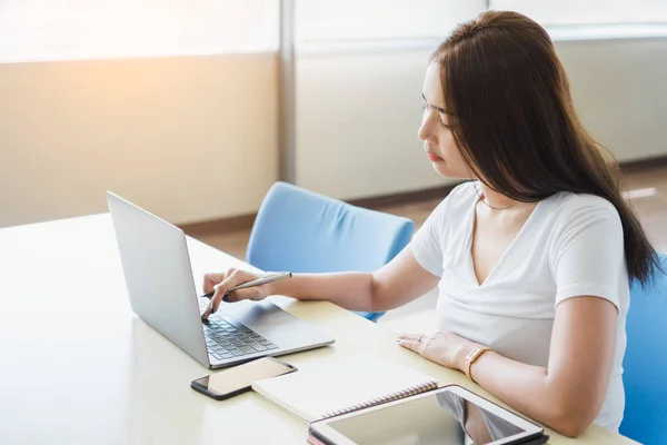 Jovem Empresária Atraente Roupas Casuais Digitando Teclado Laptop Enquanto Senta — Fotografia de Stock