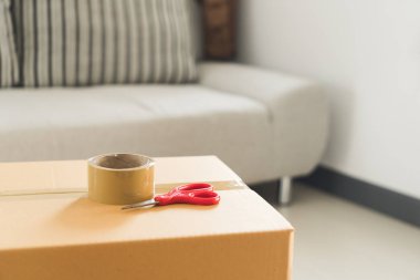 Oda, House kavramı hareketli bant ve kırmızı makas karton kutu ambalaj