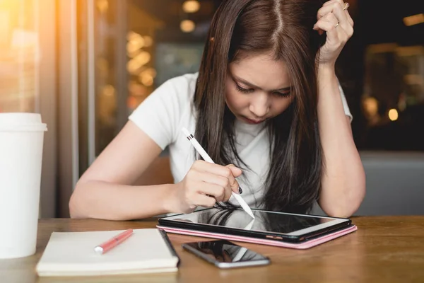 Perancang Grafis Wanita Asia Muda Memegang Pena Sentuh Tangan Dan — Stok Foto