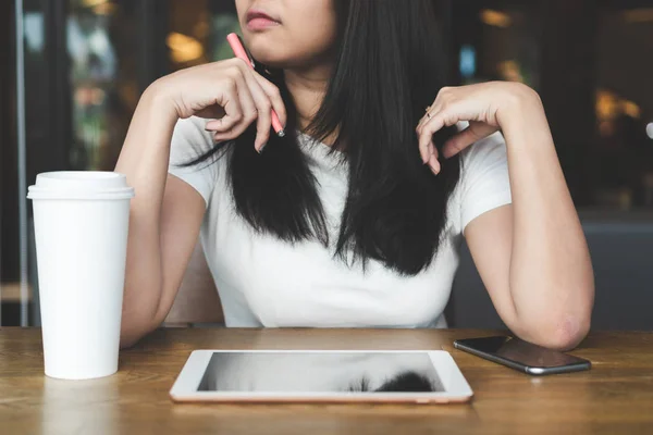 Junge Asiatische Geschäftsfrau Arbeitet Mit Tablet Und Sitzt Mit Smartphone — Stockfoto