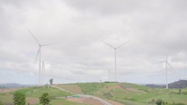 Rüzgar türbinleri ve rüzgar çiftliği. Temiz ve yenilenebilir enerji. Doğadan alternatif enerji.