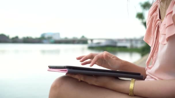 Close Jovem Asiático Mão Mulher Usando Tablet Digital Procurando Informações — Vídeo de Stock