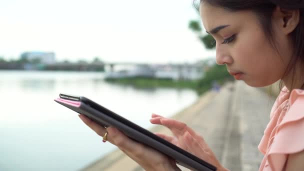 Feliz Jovem Mulher Asiática Usando Computador Tablet Digital Procurando Informações — Vídeo de Stock