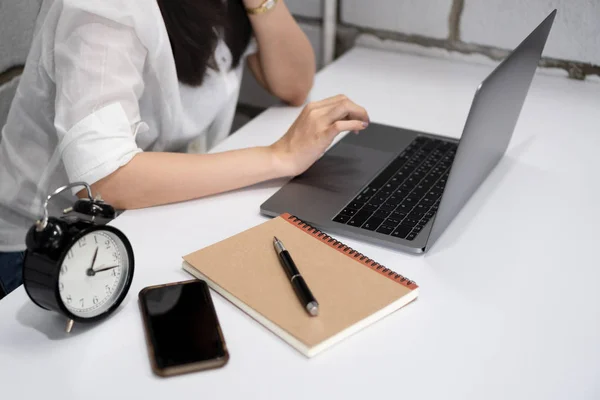 Jovem Mulher Negócios Usando Computador Portátil Para Trabalhar Duro Mesa — Fotografia de Stock