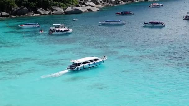 鸟在斯米兰岛看到美丽的海景 在斯米兰岛上有一群高速船和游艇停在岸边 泰国目的地 — 图库视频影像