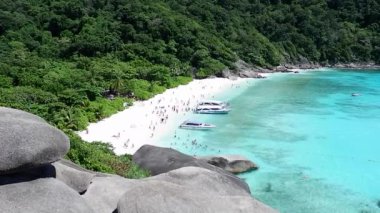 Kalabalık turistler için bekleyen deniz Park plaj ve hız tekne ile Similan Adası'nın güzel bir sahne. Üstten görünüm Hill. Seyahat, tatil, Tayland hedef ve ulaşım.