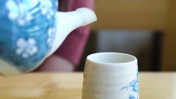 Close Jovem Mulher Asiática Derramando Chá Verde Quente Para Xícara — Vídeo de Stock
