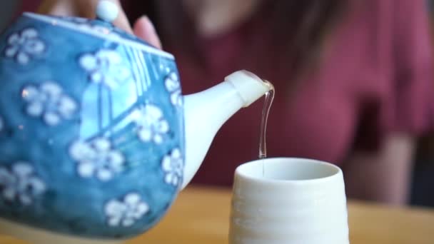 Genç Asyalı Kadın Dökerek Sıcak Yeşil Çay Için Japon Restoranı — Stok video