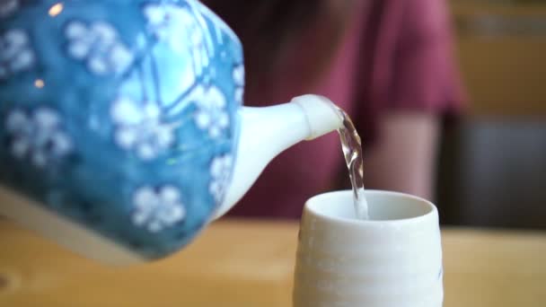 Zblízka Mladé Asijské Žena Nalitím Horký Zelený Čaj Šálek Čaje — Stock video
