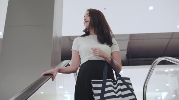 매력적인 아시아 캐주얼 쇼핑몰에서 에스컬레이터 — 비디오