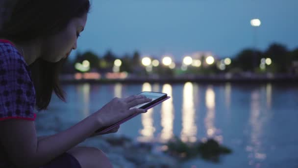 Atraente Mulher Asiática Usando Tablet Digital Durante Sentado Perto Rio — Vídeo de Stock