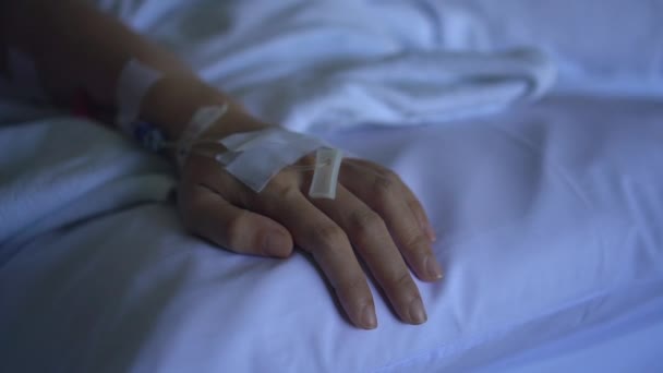 Bijgesneden Beeldmateriaal Van Vrouwelijke Patiënt Hand Ontvangende Zoutoplossing Drop Intraveneuze — Stockvideo