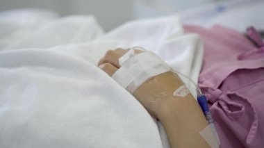 Kadın hasta el alınan kırpılmış görüntüleri tuzlu çözelti damla intravenöz enjeksiyon