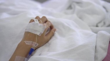 Kadın hasta el alınan kırpılmış görüntüleri tuzlu çözelti damla intravenöz enjeksiyon