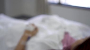 Kadın hasta el alınan kırpılmış görüntüleri tuzlu çözelti damla intravenöz enjeksiyon