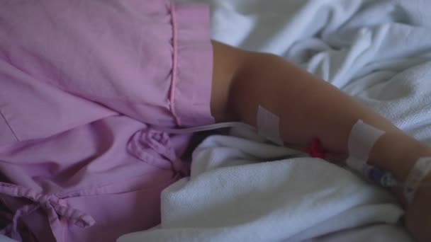 Filmato Ritagliato Della Mano Paziente Femminile Che Riceve Soluzione Salina — Video Stock