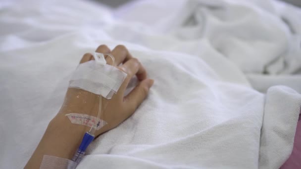 Bijgesneden Beeldmateriaal Van Vrouwelijke Patiënt Hand Ontvangende Zoutoplossing Drop Intraveneuze — Stockvideo