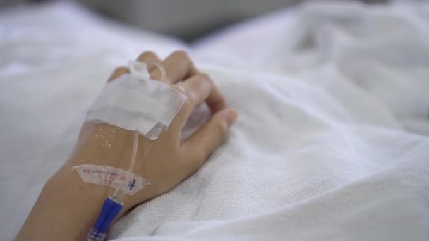 生理生理生理液ドロップ静脈注射を受けている女性患者の手のトリミングされた映像 — ストック動画