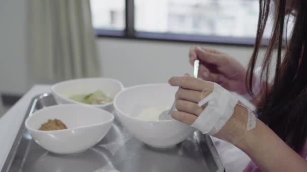 Hastane Yatağında Öğle Yemeği Yeen Kadının Kısmi Görüntüleri — Stok video