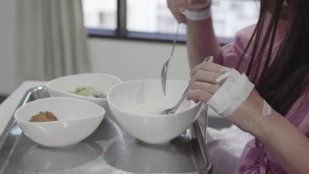 Filmagem Parcial Mulher Almoçando Cama Hospital — Vídeo de Stock