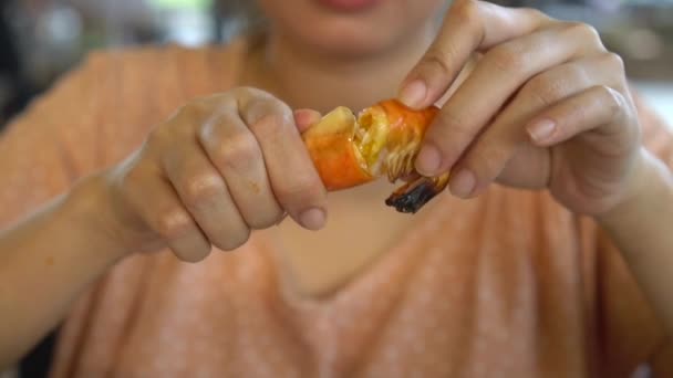 慢动妇女手小心去除或清洁烤虾壳在餐厅 吃或准备新鲜虾或虾的妇女为美味的海鲜晚餐 — 图库视频影像