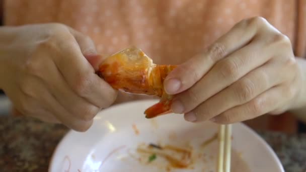 슬로우 하거나 식당에서 미식가 해산물 식사에 신선한 새우를 — 비디오