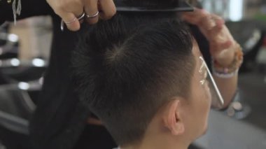 Profesyonel kuaför kesim müşteri saç makas ve tarak yavaş hareket ile. İstemci için stil saç berber. Kesim saç. El atış.