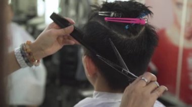 Profesyonel kuaför kesim müşteri saç makas ve tarak yavaş hareket ile. İstemci için stil saç berber. Kesim saç. El atış.