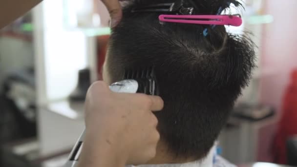 Professioneller Friseur Schneidet Kundenhaare Mit Haarschneidemaschine Männlicher Haarschnitt Mit Rasiermesser — Stockvideo