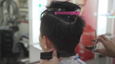 Profesyonel kuaför kesim müşteri saç makas ve tarak yavaş hareket ile. İstemci için stil saç berber. Kesim saç. El atış.