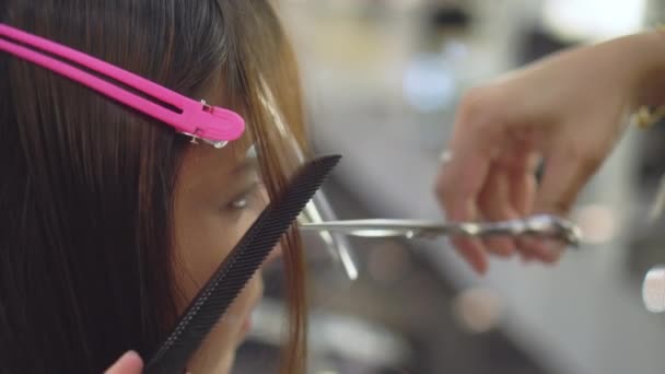 Hairdresser Cutting Young Asian Woman Hair Scissors Comb Makes Hairstyle — Stock Video