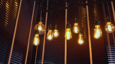 Dekoratif antika edison stil filaman Cafe bistro ve Restoran tavanda asılı ampuller. Lamba dekorasyon Salonu, elektrik ışığı, akkor lamba, tungsten ampul sıcak sarmal.