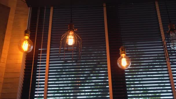 装飾アンティーク エジソン スタイル フィラメント電球カフェ ビストロとレストランの天井にぶら下がっています ショップ 電気の光 白熱灯 タングステン電球のホット スパイラル — ストック動画