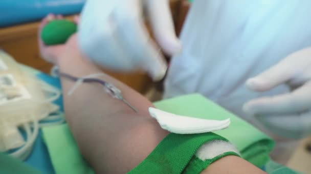 病院で静脈採血の手順中に血をバンプするため血液ドナーと絞りゴム ボールの男手 — ストック動画