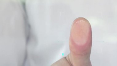 İşadamı parmak izi biyometrik kimlik ve onay tarayıp onay ını tarayıp onaylar. Biyometrik tarayıcı bir insan parmağını tarıyor ve erişim için kullanıcıyı tanımlıyor. Parmak izleri ile güvenlik ve parola denetiminin geleceği.