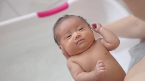 Entzückende Asiatische Neugeborene Mädchen Wäscht Haare Und Badet Von Ihrem — Stockvideo