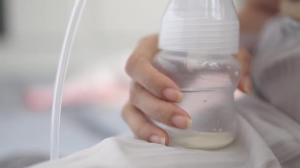 Молода Мама Використовує Електричне Грудне Молоко Годування Своєї Дитини Зберігання — стокове відео